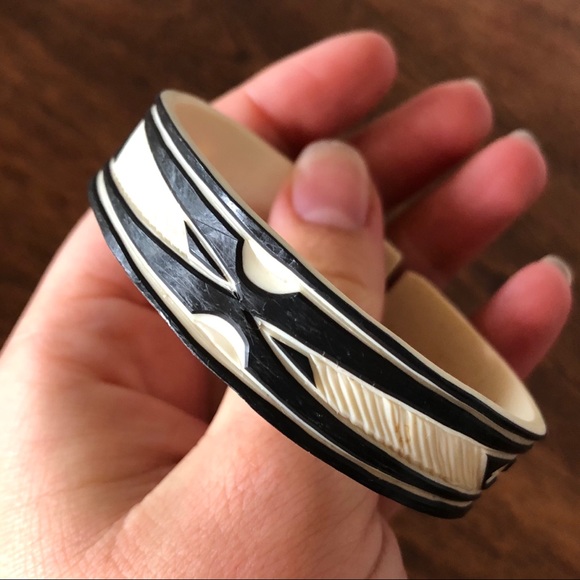 🔥3/$10-Black and Cream Hand Carved Bracelet - Picture 5 of 6
